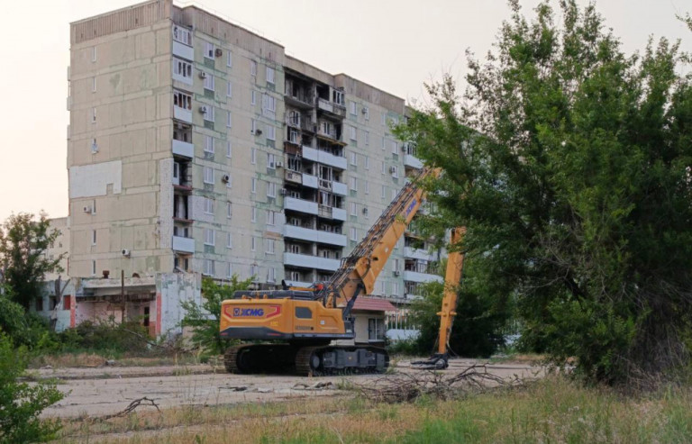 На заглавном фото: Северодонецк (ЛНР). Идёт восстановление поврждённых обстрелами ВСУ многоэтажек