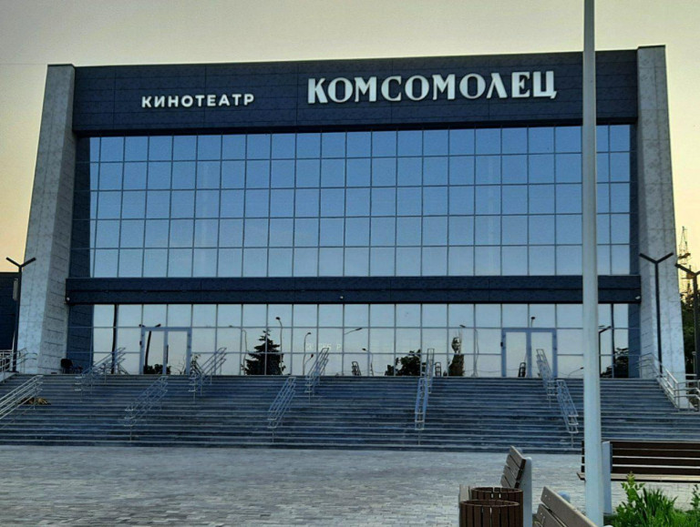 На заглавном фото: Кинотеатр "Комсомолец", Мариуполь