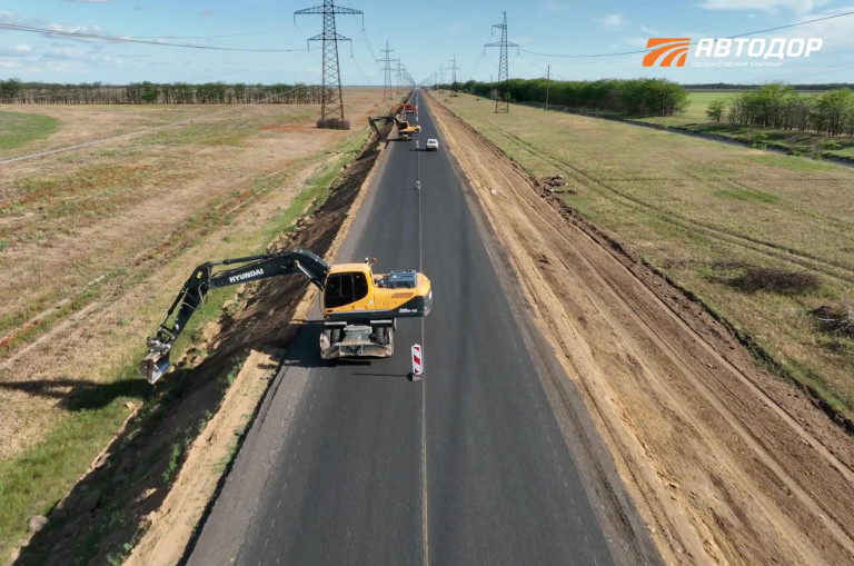 На заглавном фото: В Херсонской области заасфальтировали трассы «Новая Каховка – Армянск» и «Великая Лепетиха – Ивановка – Геническ» Таким образом, специалисты выполнили 75% от запланированных работ на год.  На трассе «Лепетиха – Геническ» уложили новое покрытие на 50,8 км участка и обустраивают тротуары. Трасса важна, так как соединяет две крупные автомагистрали.  На дороге «Новая Каховка – Армянск» заасфальтировали 37 км и тоже занимаются обустройством.
