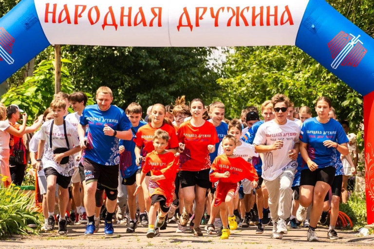 На заглавном фото: День России в Шахтёрске