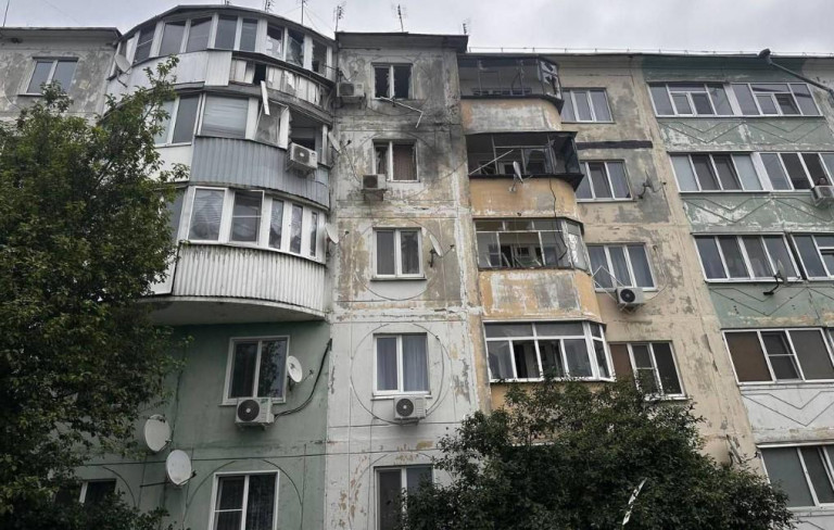 На заглавном фото: Многоквартирный дом, подвергшийся атаке дрона в посёлке Борисовка.