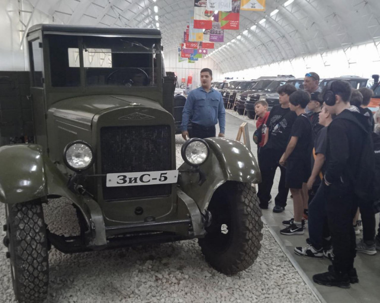 На заглавном фото: Юные мариупольцы в Ульяновске. Ребята посетили музей гражданской авиации, музей автомобильного завода УАЗ,посетили пожарную часть МЧС, совершили обзорную экскурсию по городу, побывали на различных мастер-классах по авиомоделираванию и радиотехнике