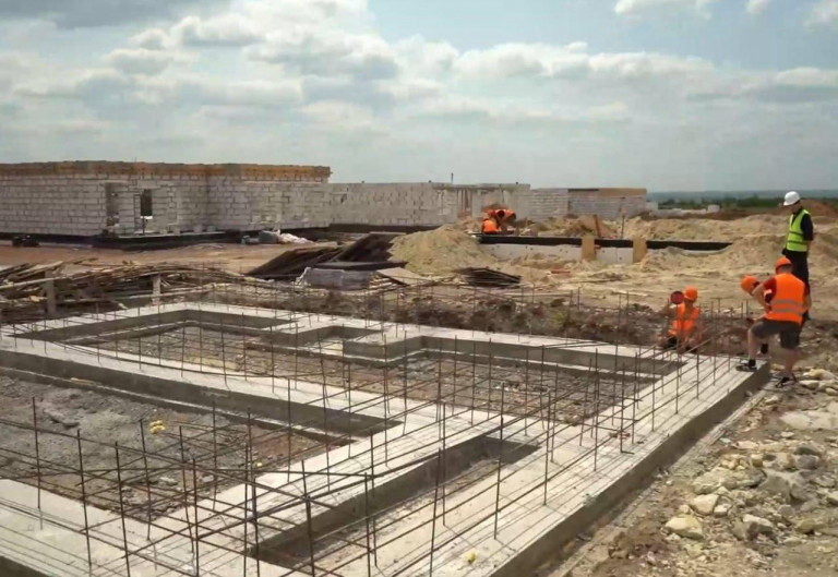 На заглавном фото: Строительство ЖК "Ворошиловский" в Луганске