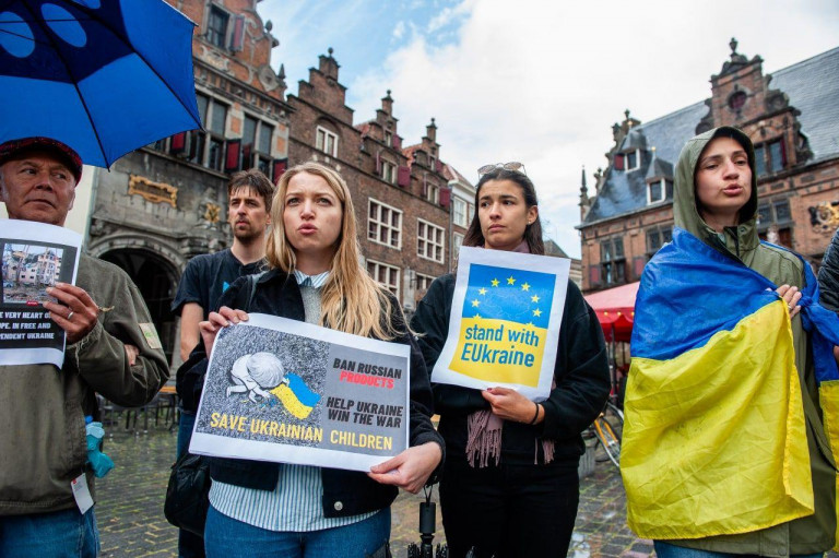 Заглавное фото: Украинцы надоели полякам своими бесконечными митингами и требованием помощи 