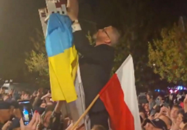 На заглавном фото: Один из кандидатов в президенты Польши, Гжегож Браун, срывает украинский флаг, апрель 2025 года, Kresy.pl