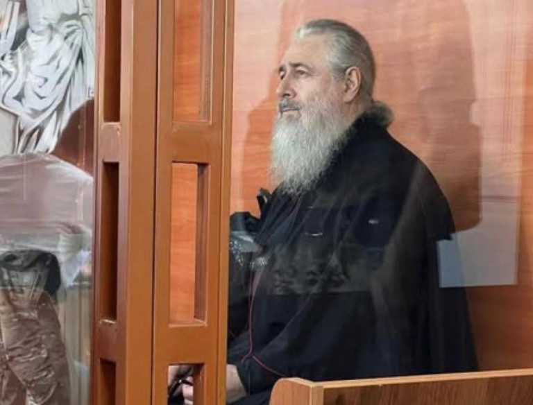 На заглавном фото: Наместник Святогорской Лавры  митрополита Арсения больше года в украинских застенках… Права человека? Свобода совести? На Украине, поддерживаемой Западом, во внимание эти понятия не берутся…