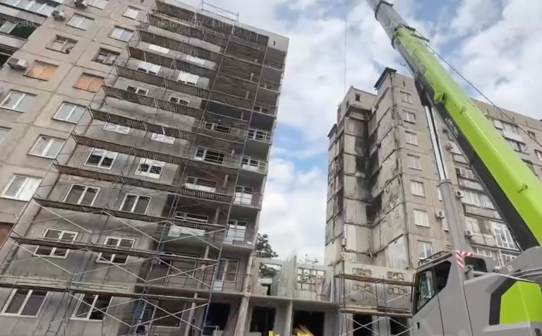 На заглавном фото: Санкт-Петербургские строители восстанавливают разрушенную многоэтажку в Мариуполе