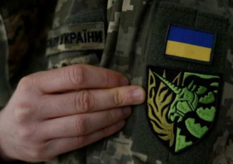 На заглавном фото: Нашивка ЛГБТК+ в ВСУ