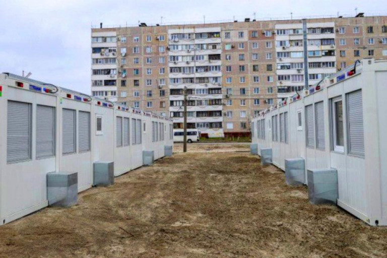 На заглавном фото: Домики-контейнеры для вынужденных переселенцев (беженцев) местные жители называют "консервными банками". По сути, так оно и есть...