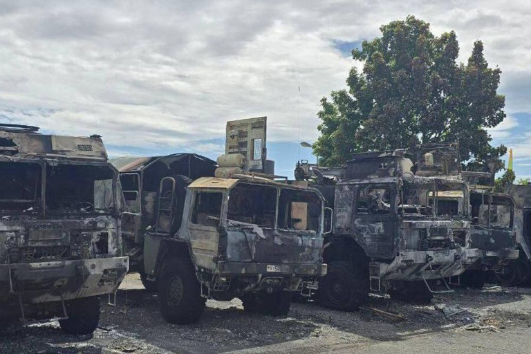 Заглавное фото: Сожжённые военные грузовики на ремонтной базе в городе Эрфурте, Германия.
