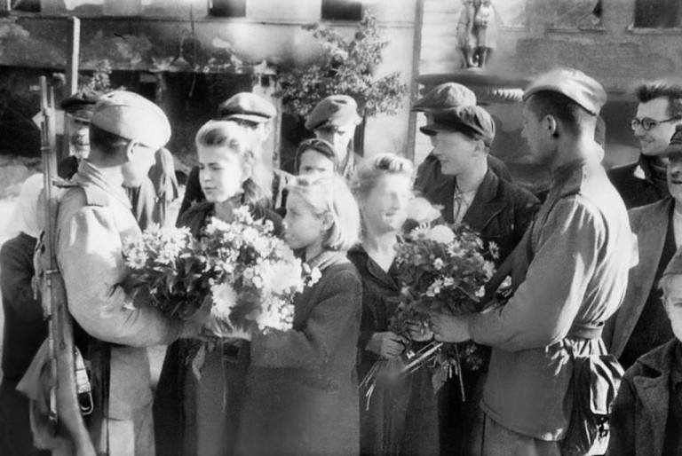 Заглавное фото. Советские солдаты в освобождённом Белостоке