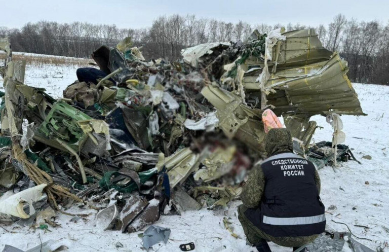 На заглавном фото: Обломки самолёта ИЛ-76М с украинскими военнопленными в Белгородской области.