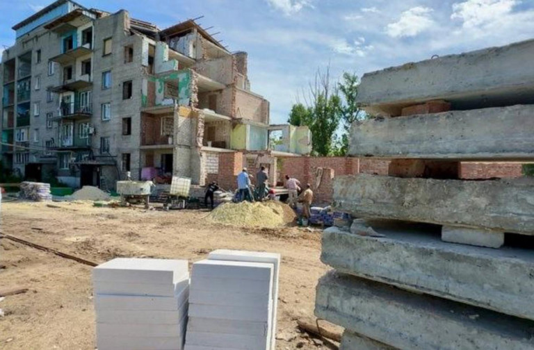 На заглавном фото: Авдеевка, уже идут восстановительные работы