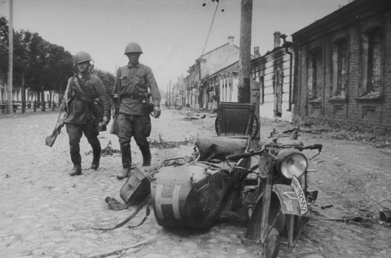 На заглавном фото: Июль 1941 г. Два красноармейца проходят мимо разукомплектованного немецкого мотоцикла Цундапп К-800 в освобожденном после контрудара советских частей городе Сольцы Ленинградской области, на колесе мотоцикла - тактический знак 8-й танковой дивизии, обозначение принадлежности к 4-й танковой группе ( H - от Hoepner, то есть инициал командующего группой), у красноармейца слева- ДП-27, справа-ППД , на поясе видна трофейная немецкая фляга, описание из ВКонтакте