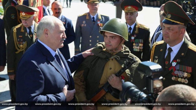 На заглавном фото: Президент Белоруссии Александр Лукашенко и переехавший в Белоруссию с Украины Ростислав Долгов, курсант Военной академии