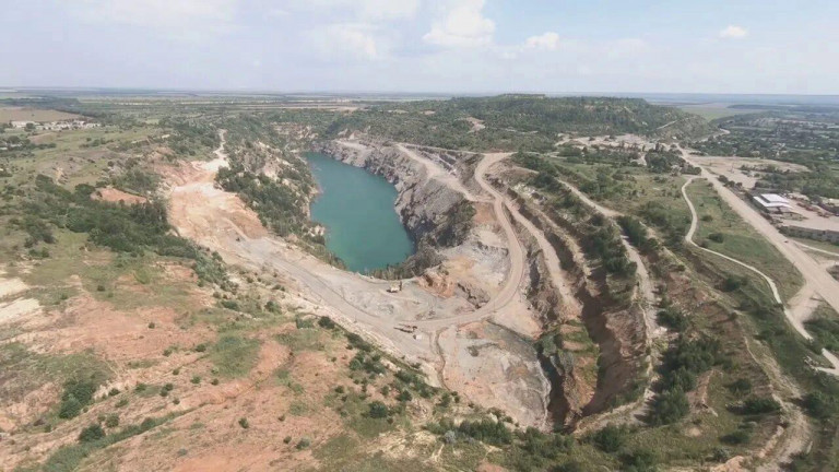 Заглавное фото: Графитовый карьер в Завалье Кировоградской области