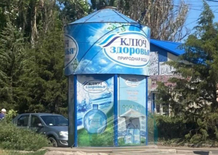 На заглавном фото: Макеевка, такой вот ответ предпринимателей на требование властей снизить цены на питьевую воду – все киоски закрыты. Невидимая рука рынка? Или стоило бы в нынешнее критическое для Донбасса время разобраться с теми бизнесменами, которые могут, но не хотят и поддержать тех, кто хочет, но не может?