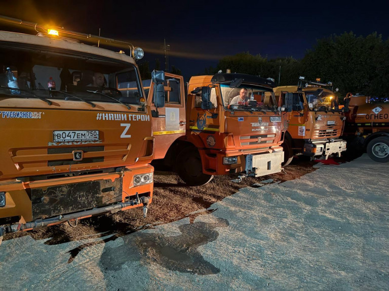 На заглавном фото: А пока водоводы в процессе строительства, 13 водовозов прибыли в город-спутник Донецка Макеевку