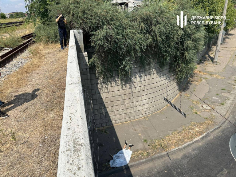 На заглавном фото. Реальность. Этот человек уже никогда не увидит "светлого европейского будущего", которое, зазывая людей на фронт, рисуют власти. Он трагически погиб в настоящем, спасаясь от людоловов ТЦК. Прыгнул с моста и разбился. Николаев