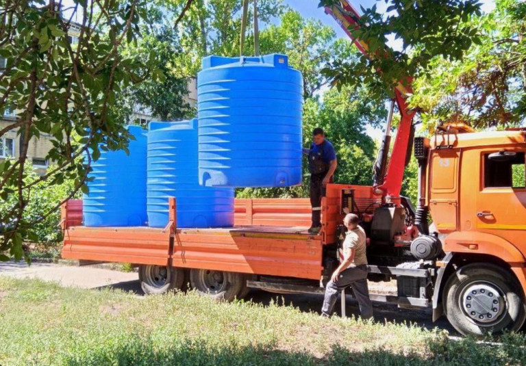 На заглавном фото: По Донецку развозят ёмкости для воды