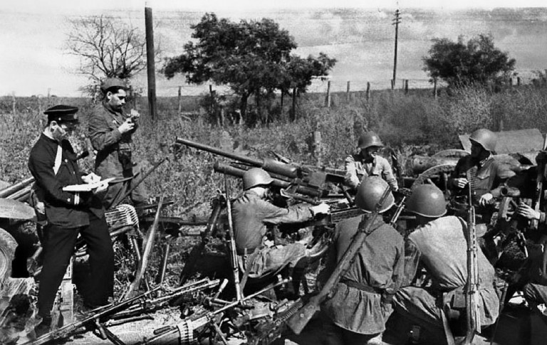 Заглавное фото. Солдаты Приморской армии и моряки готовятся к отражению атаки фашистов