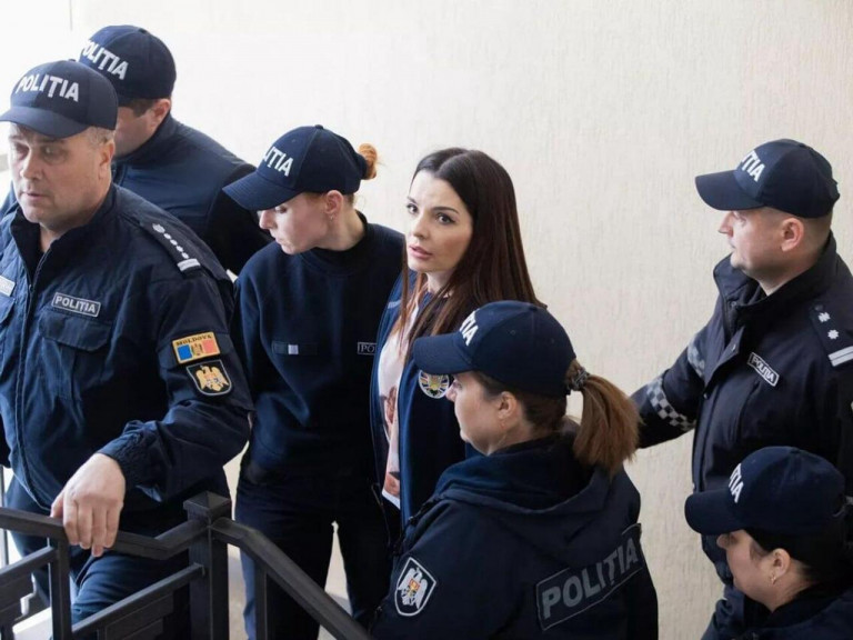 Заглавное фото: Евгению Гуцул выводят из зала суда