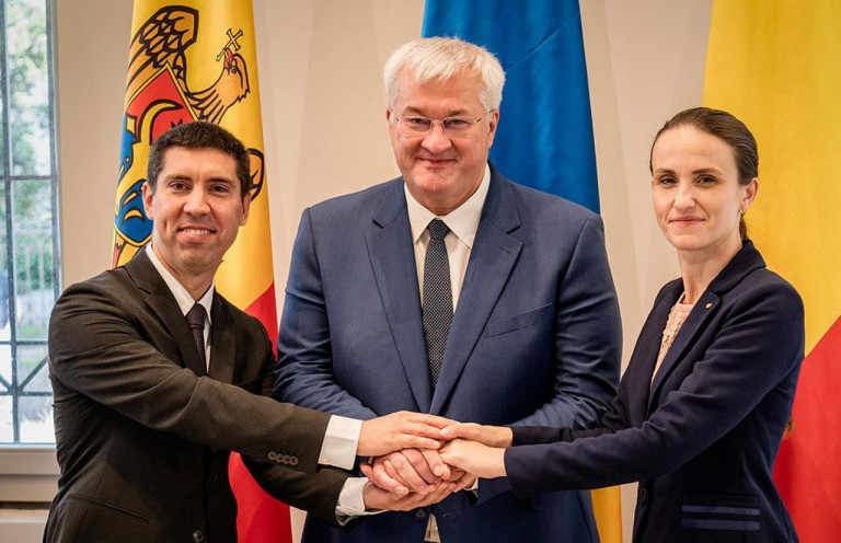 Заглавное фото: Главы МИД Молдовы, Украины и Румынии, подписавшие создание нового формата сотрудничества «Одесский треугольник»