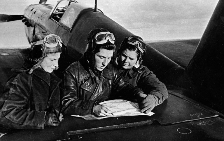 Заглавное фото. Слева направо лётчицы 586-го истребительного авиационного полка Лида Литвяк, Катя Буданова, Маша Кузнецова возле самолета ЯК-1