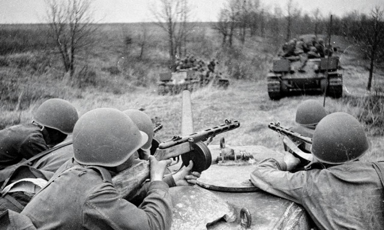 Заглавное фото. Советские танки и пехота наступают во время Черниговско-Полтавской операции