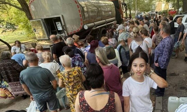 На заглавном фото: Очередь за водой в Пролетарском районе Донецка, источник – Телеграм-канал Жизнь в ДНР