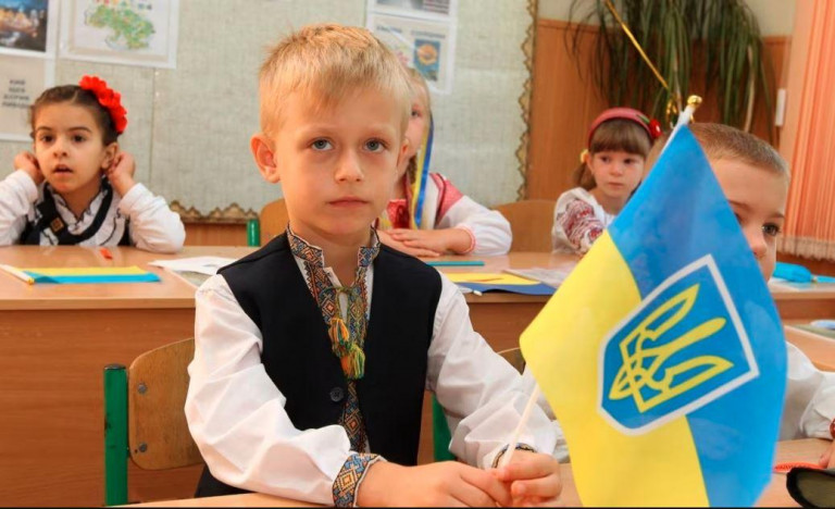 Заглавное фото: Учеников в украинских школах можно по пальцам пересчитать, зато все они в вышиванках и с флагом