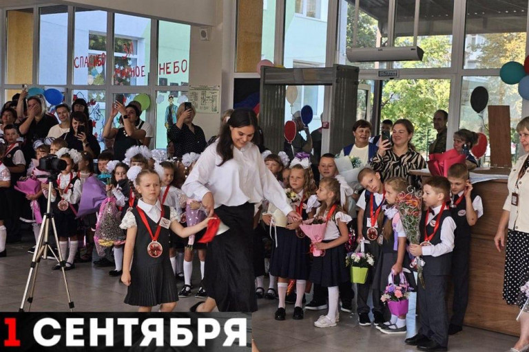 На заглавном фото: 1 сентября в школе №34 Мариуполя