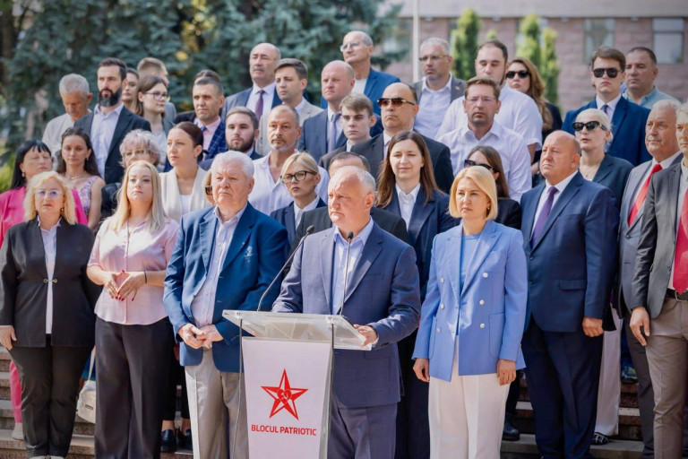 Заглавное фото: Представители оппозиционного Патриотического блока Молдовы, на переднем плане глава Коммунистической партии Молдовы Владимир Воронин, глава Социалистической партии Молдовы Игорь Додон и глава партии «Сердце Молдовы» Ирина Влах