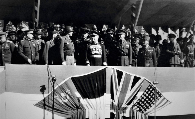 Заглавное фото. Представители командования антигитлеровской коалиции на трибуне перед Рейхстагом