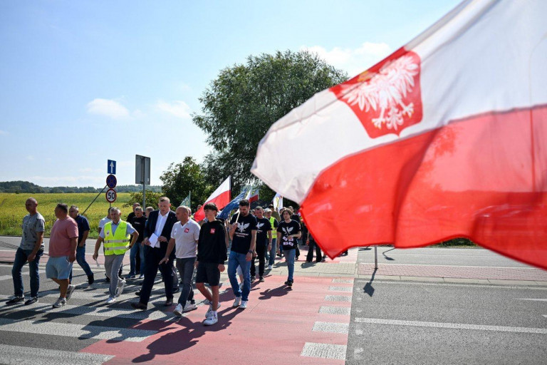 Заглавное фото: Очередная демонстрация поляков на границе, которые перекрыли пункт пропуска «Медика-Шегини». Поляки протестуют против ввоза на территорию страны украинского зерна.