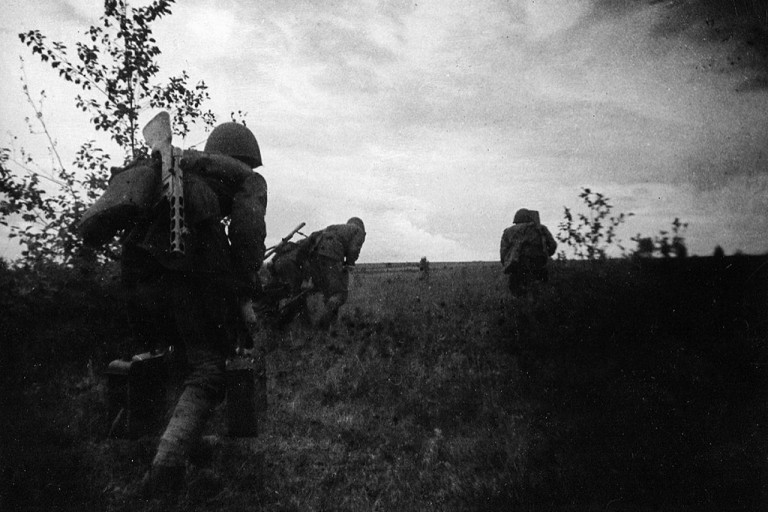 Заглавное фото. Солдаты Западного фронта наступают на смоленском направлении