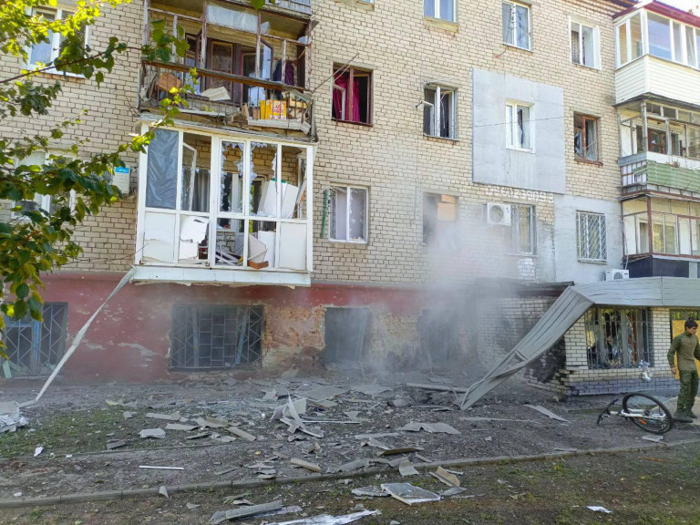 На заглавном фото: Многоквартирный дом в селе Васильевка Запорожской области после атаки ВСУ.