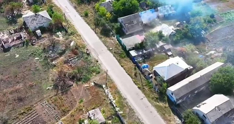 На заглавном фото: бойцы Армии РФ пытаются спасти заложников в населённом пункте Шандриголово