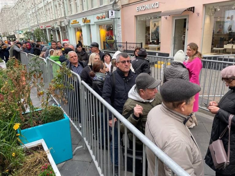 Заглавное фото: Очередь из желающих проголосовать у молдавского посольства в Москве