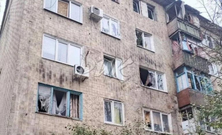 На заглавном фото: последствия обстрела вооружёнными формированиями Украины Центрально-Городского района Горловки