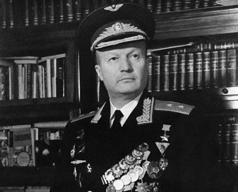 Заглавное фото. Лётчик, спасатель и герой Советского Союза Николай Каманин