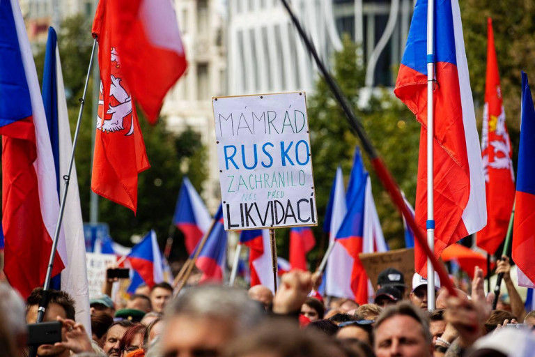 Заглавное фото: Антиукраинский митинг в Праге. На плакате написано: «Мне нравится Россия, она спасла нас от уничтожения».