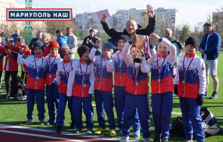 На заглавном фото: День народного единства спортивный Мариуполь праздновал на стадионе