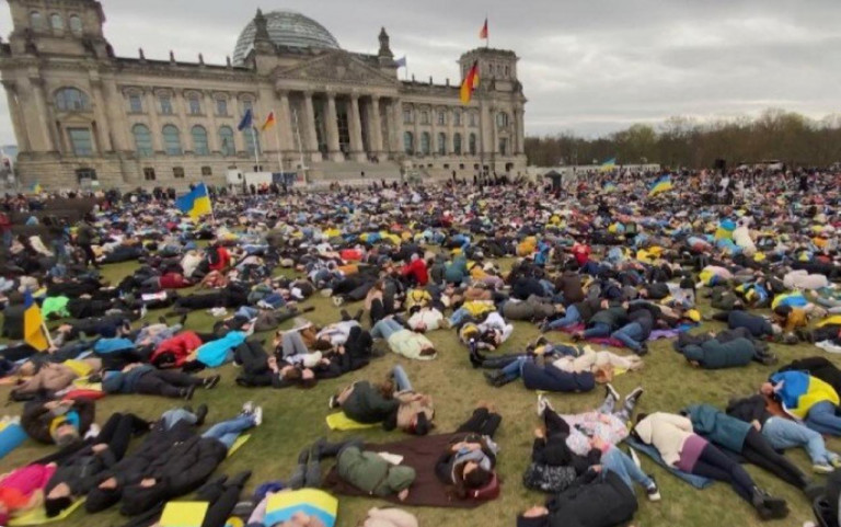На заглавном фото: Помните, как дружно украинцы протестовали в ФРГ, пачками укладываясь на землю? Спустя годы оказалось, что протесты эти были пророческими – немцы готовы отправить граждан Украины на родину, где Зеленский готов положить их уже не на землю, а в землю...