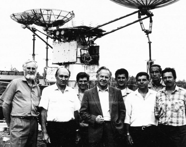 Заглавное фото. Михаил Фёдорович Решетнёв (в центре) с сотрудниками