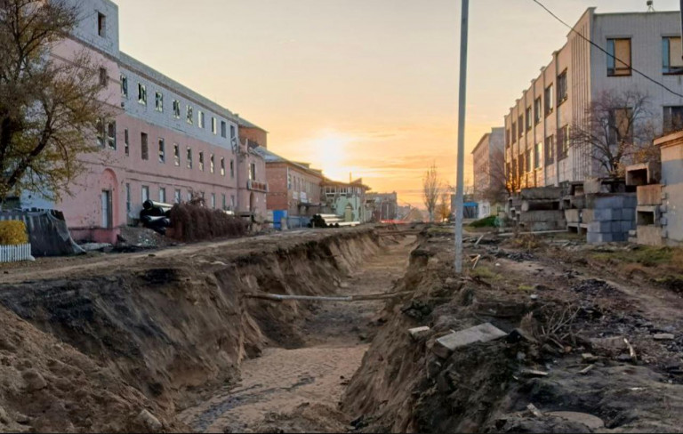 На заглавном фото: Замена теплотрасс, ЛНР, Северодонецк