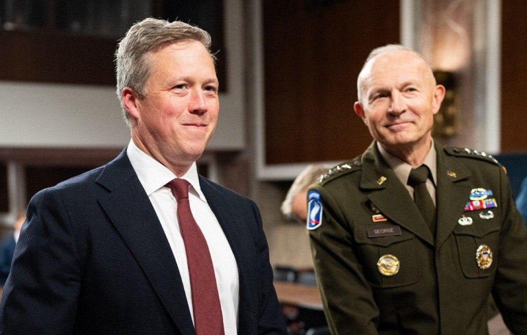 Заглавное фото: Представители Пентагона Дэн Дрисколл и генерал Рэнди Джордж прибыли в Киев. Улыбаются ли они сейчас – неизвестно...