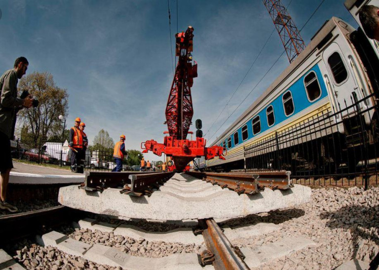 Заглавное фото: Укладка «евроколеи» на участке Чоп – Ужгород.