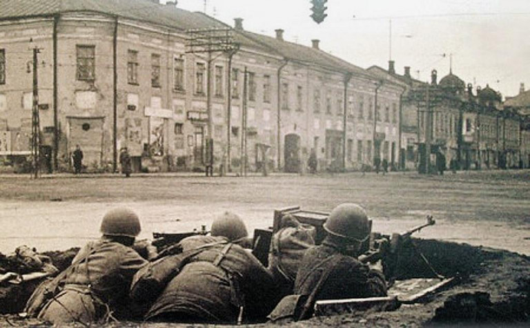 Заглавное фото. Советские бойцы ведут бой на перекрестке ул. Советской и ул. Коммунаров. Октябрь 1941 г.Тула.