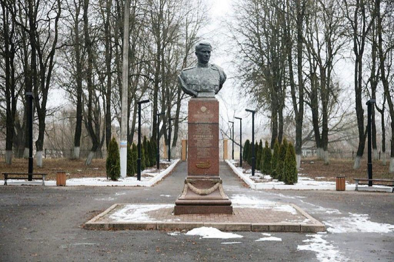 Заглавное фото. Бюст дважды Герою Советского Союза полковнику Головачёву в Любохне